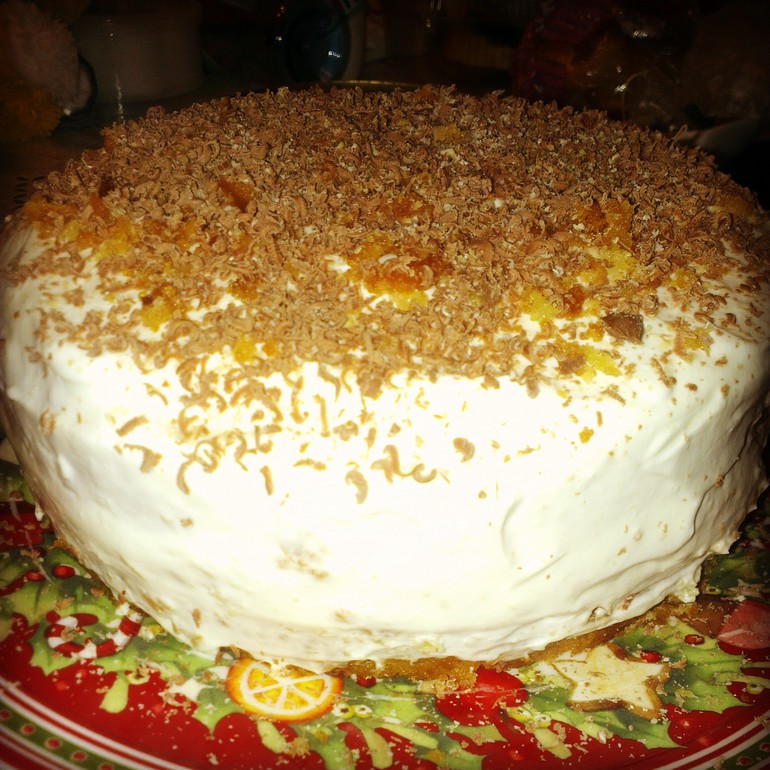 Масляный бисквит с шоколадом и орехами.