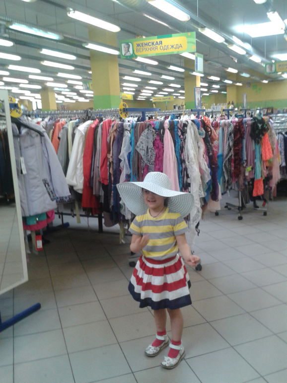 Вика-в магазине