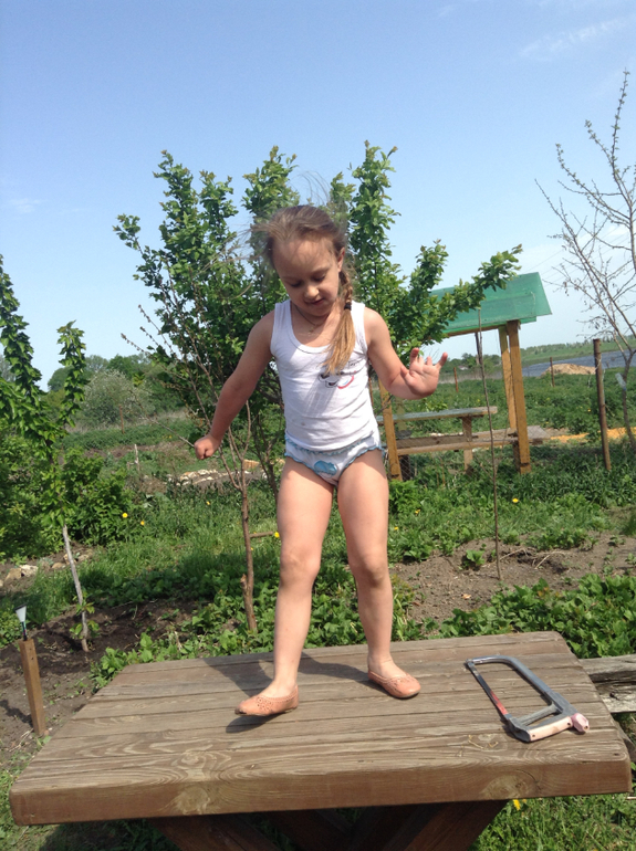 Вика в деревне-ей нравится.