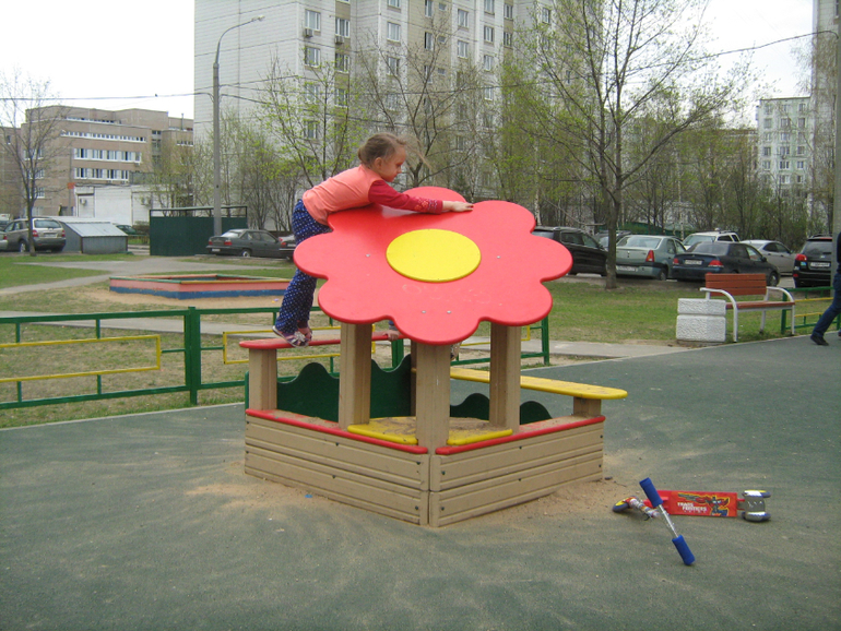 Вика на детской площадке