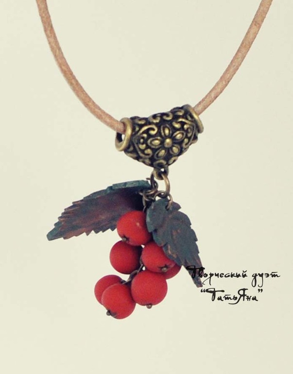 Новые работы. Рябиновый комплект. Кулоны-бублики и еще многое другое.