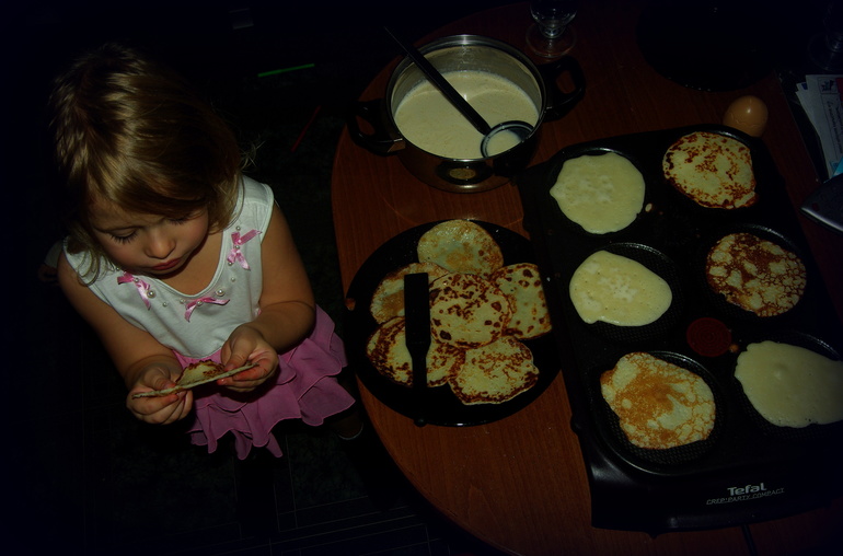 Печем кефирные блины)