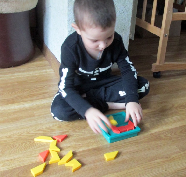 Игра-головоломка: Уголки от Thinkfun (Shape by shape)