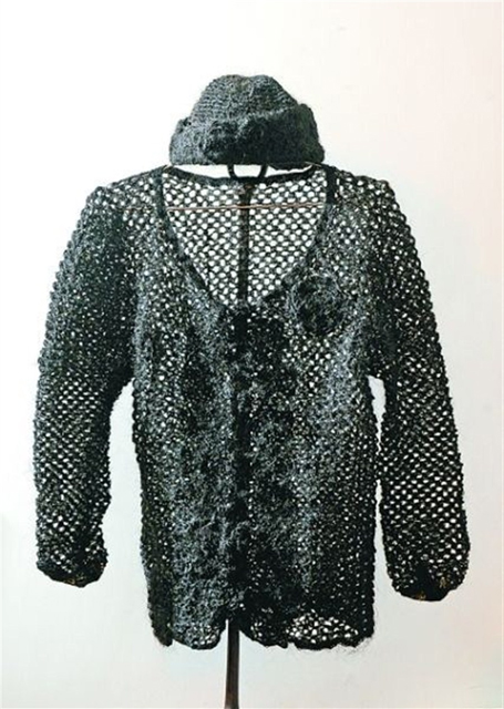 Китаянка за 11 лет связала кардиган из собственных волос