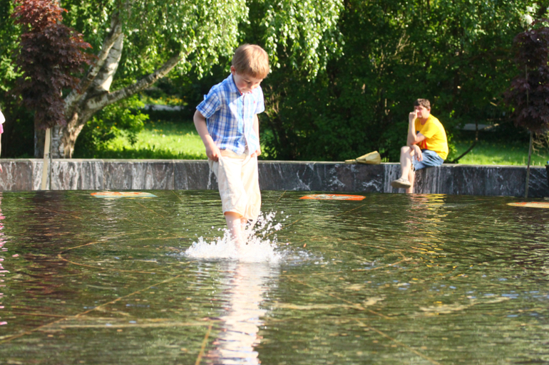 Погуляли в парке, дети вымокли до нитки)