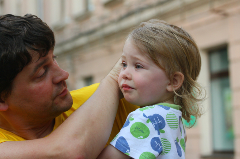 Погуляли в парке, дети вымокли до нитки)