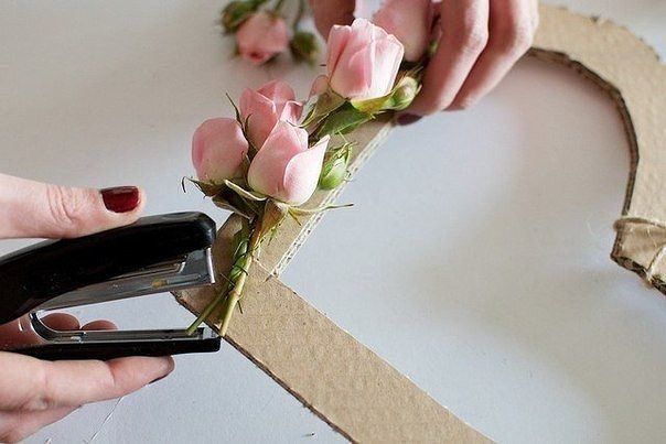 мк сердце из живых цветов . (буду пробовать заменить фомом)