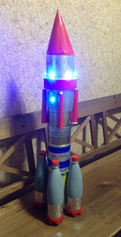 Ракета из бутылки ко дню космонавтики. Ракета из бутылки. Макет ракеты. Поделка в сад ракета. Поделка ракета из бутылки.
