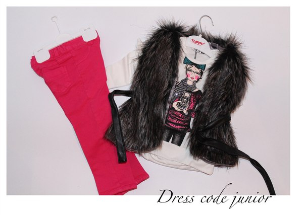 Ищу одежду для девочек двойняшек, примерные фото ниже