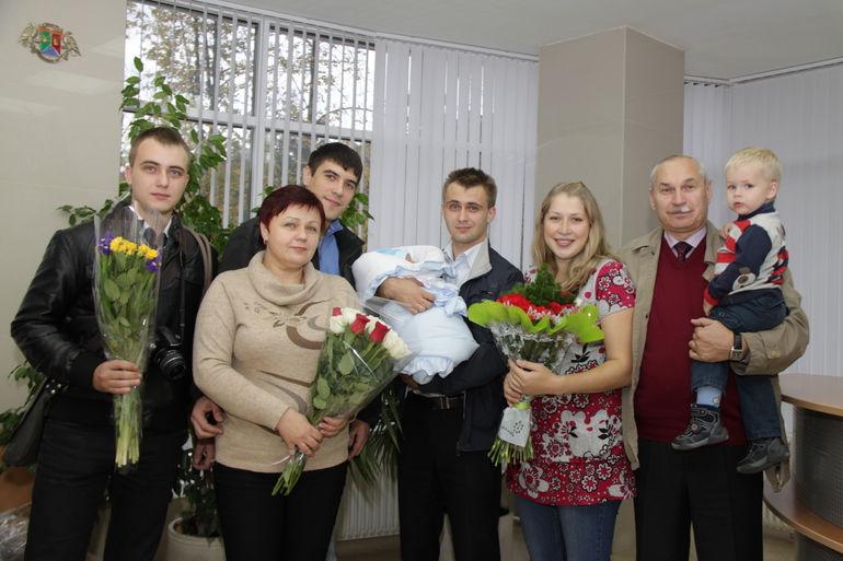 а год назад-кто-то появился на свет)