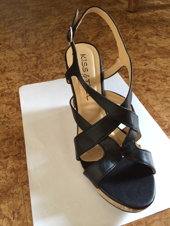 Босоножки на танкетке, р-р 38.