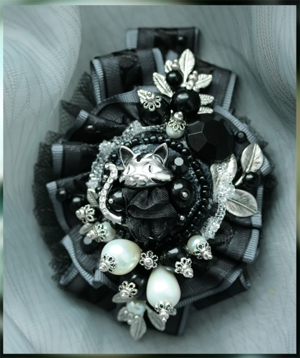 Брошка с кошкой