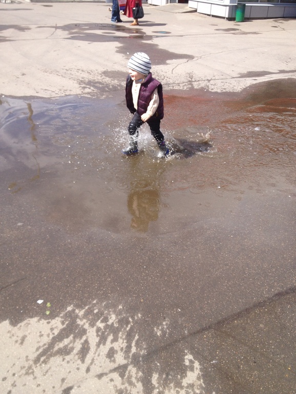 Запустить бумажного змея и измерить все лужи в округе!