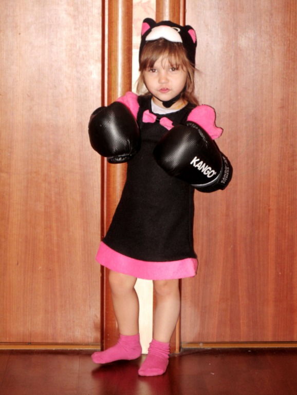 Молодая  кошка бойцовской породы с хорошей родословной...