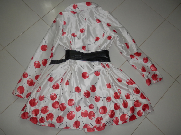 МОДНЫЙ ЯРКИЙ ПЛАЩИК 44-46 1600 р