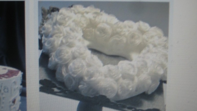 крем с маскарпоне и фигурки из мастики