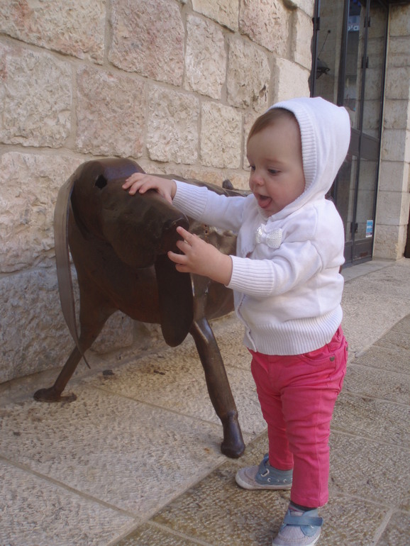 Первые шажочки Наоми!