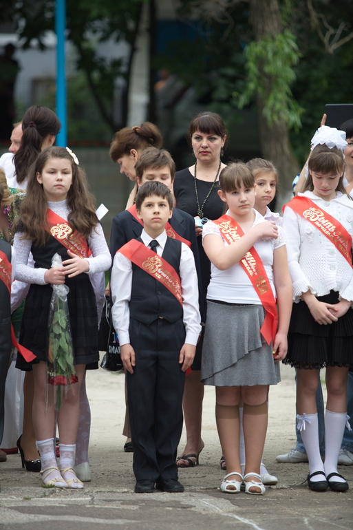 Последний звонок в начальной школе. Последний звонок начальная школа настоящий. Фоторепортаж последнего звонка начальная школа. Последний звонок в начальной школе фото.