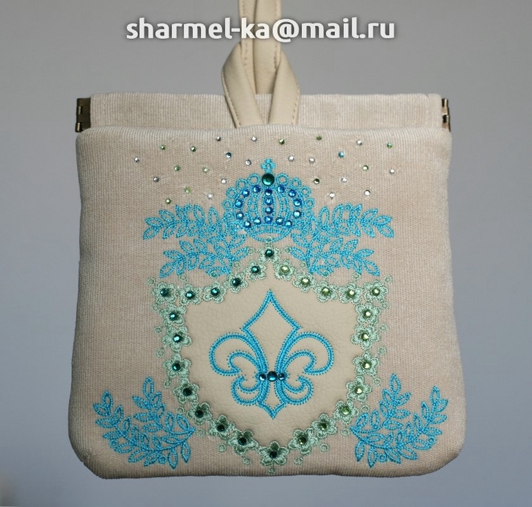 Сумочка на руку вышитая "Королевская лилия. Бирюза и мята"