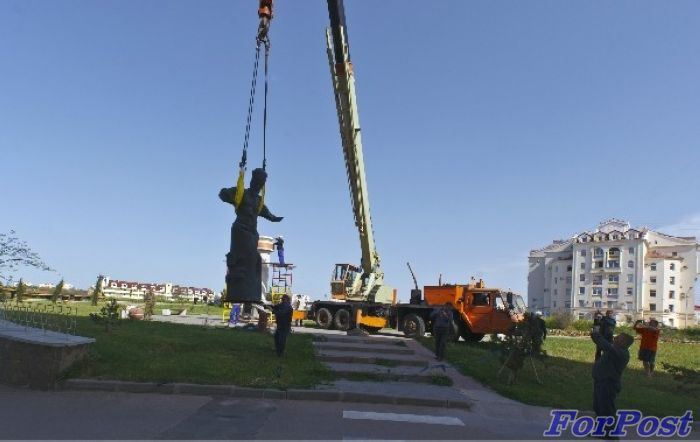 А в это время в КрымуПо решению губернатора Севастополя демонтирован памятник гетману Сагайдачному