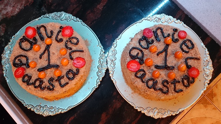 И вот нам уже ГОДИК!!!!!!!)))))