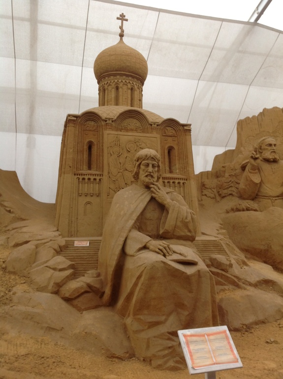 Выставка песчаных скульптур возле Храма Христа Спасителя