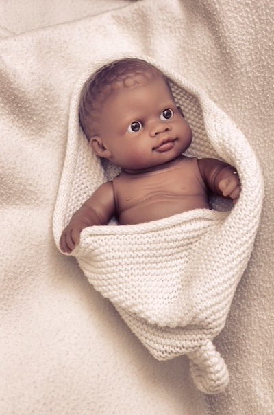 Темнокожий мальчик от Paola Reina.