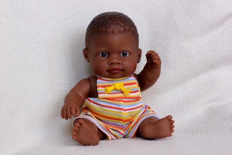 Темнокожий мальчик от Paola Reina.