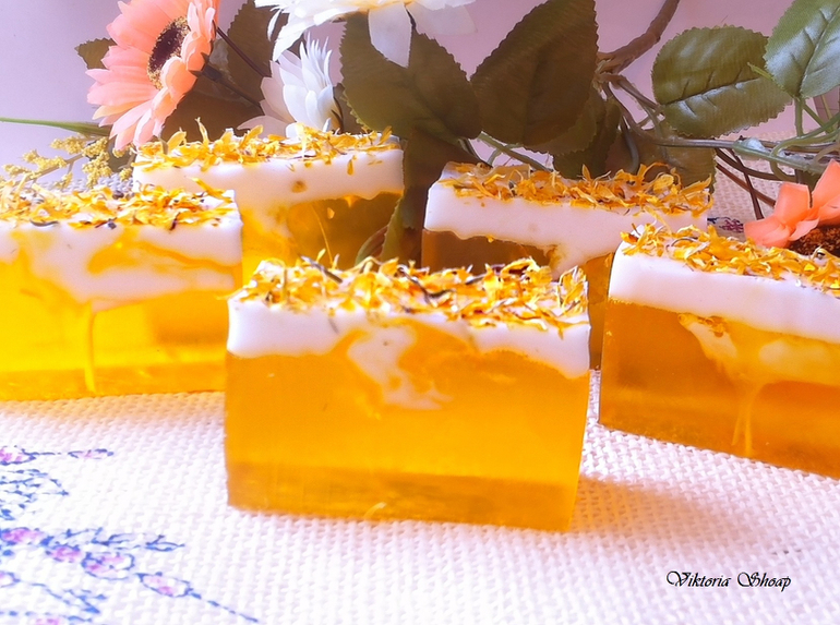 Наварила я вчера немного интересного мыла)