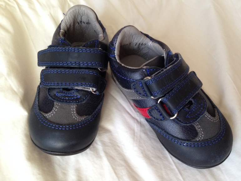 Сапожки Robeez и кроссовки Kid Express на малыша