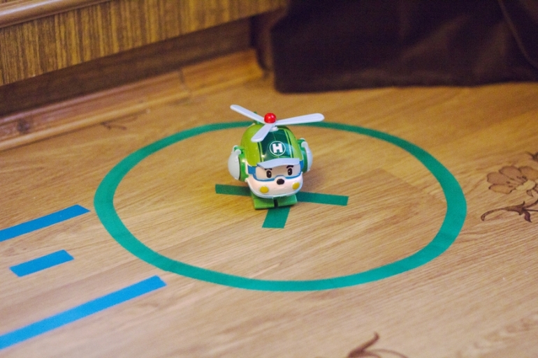 городок из клейкой ленты