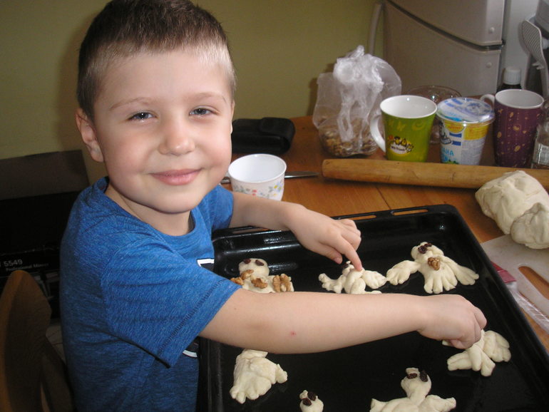 Лепим жаворонков из пресного теста!