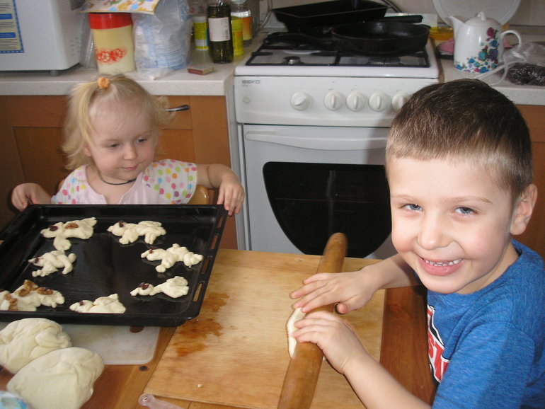 Лепим жаворонков из пресного теста!