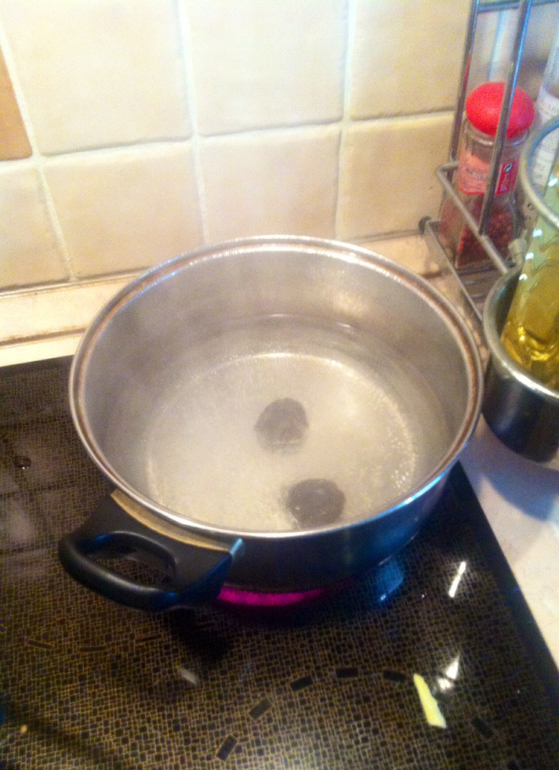 Ужин острые спагети и пица с брокколи