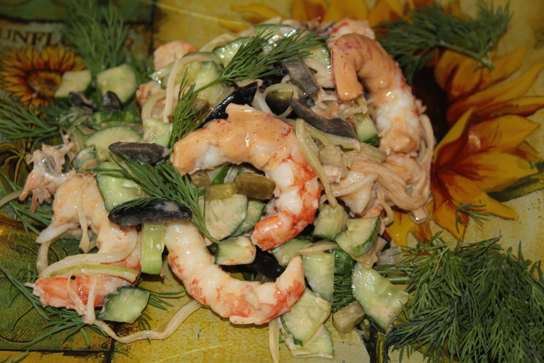 Салат с креветками и острым соусом!