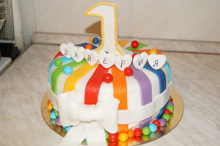 Наш годик в радужном стиле))