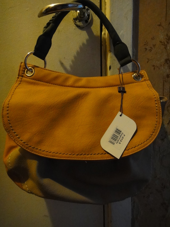 Сумки 1300 и 500р., кошелёк 500р., обложка для автодокументов 700р.Москва. М.Академическая.