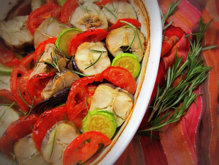 Рыба запечённая с овощами и розмарином