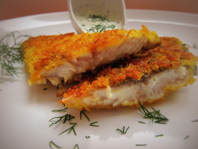 Сельдь жареная в хрустящей панировке с имбирно-чесночным соусом