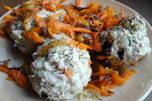 Варено-запеченные тефтели с черносливом и овощами