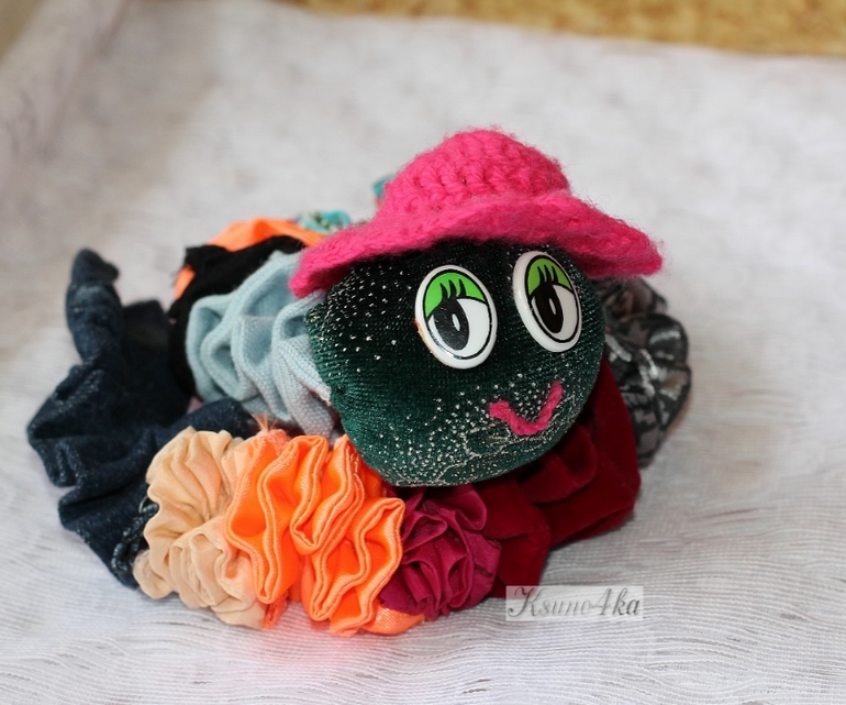 Детское пособие "Весёлая гусеничка" своими руками.