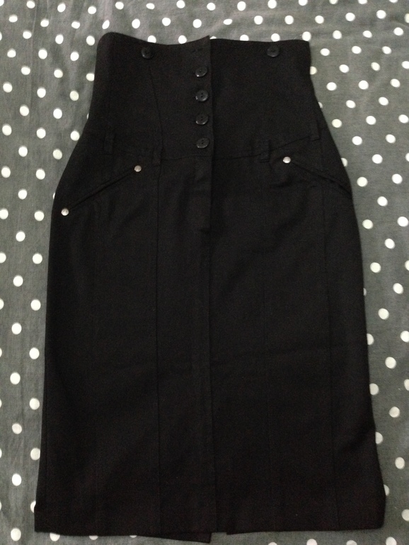 кароткая юбка очень красивые всего 2500 рублей