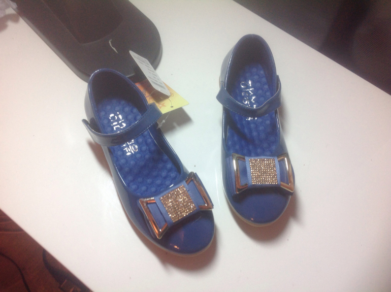 Карго самолет. Ваши вещи. Хвасты много детской летней обуви.