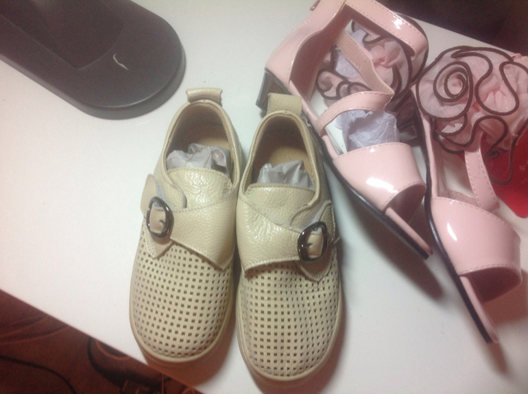 Карго самолет. Ваши вещи. Хвасты много детской летней обуви.