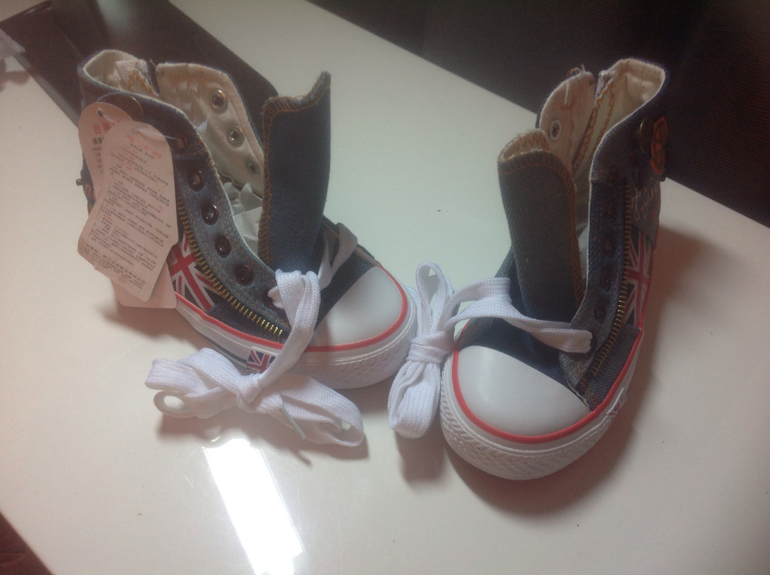 Карго самолет. Ваши вещи. Хвасты много детской летней обуви.