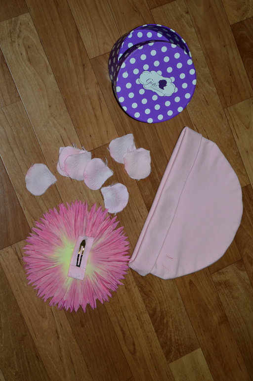 шапочка ф.гигис.с большим цветком 550р.в подарочной коробке