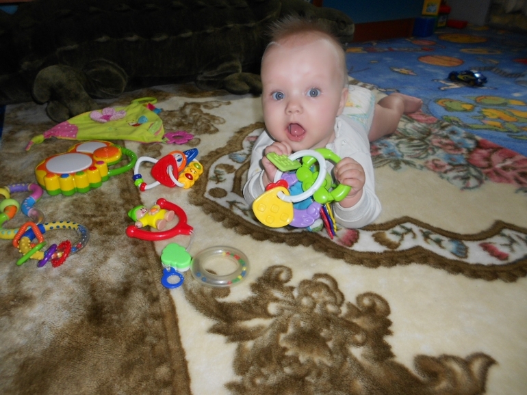 Совместные игры Артёма и Полины 1,7 и 7 м.