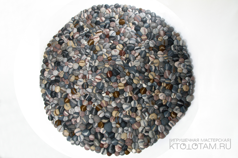 Ковёр из валяных камушков.