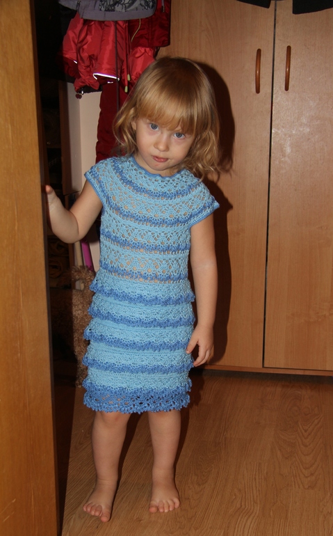 Голубое платье для младшей дочки