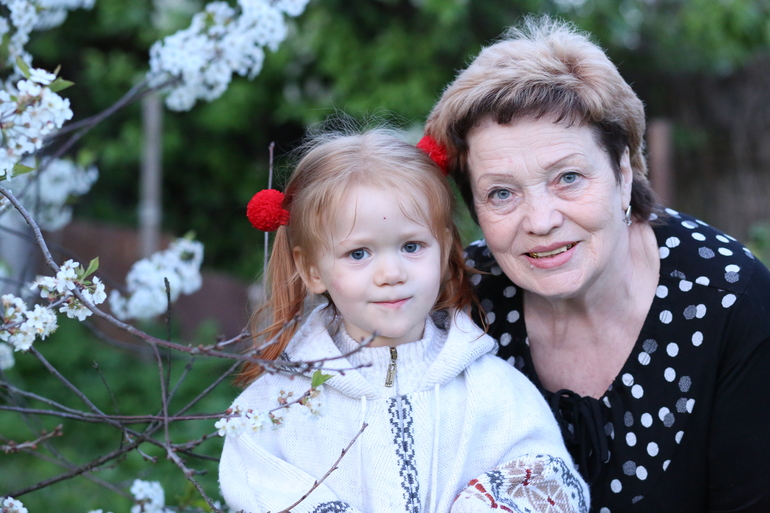 На выходных у бабушки)